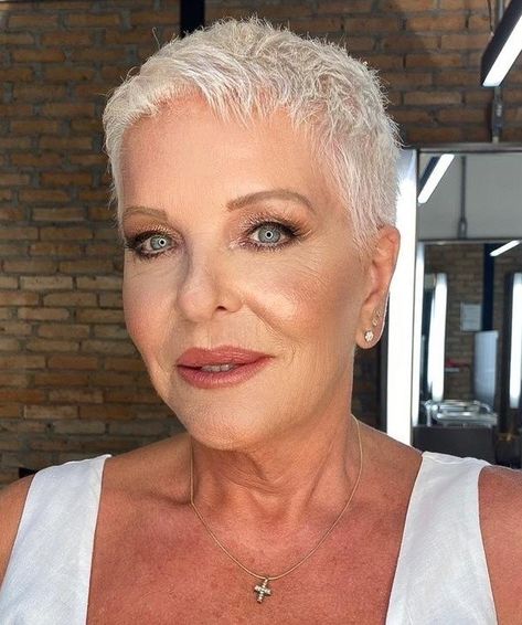 Edgy Very Short Blonde Cut Really Short Hairstyles, Blond Pixie, Short Spiky Haircuts, Super Short Haircuts, Short Spiked Hair, Short White Hair, Short Spiky Hairstyles, Hairstyles For Women Over 60, Really Short Hair