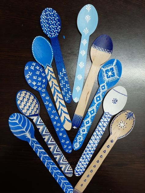 Wooden Spoon Art Diy Projects, Wooden Spoon Painting Ideas, Painting On Wooden Spoon, Diy Wooden Spoons Crafts, Spoon Painting Ideas, Wooden Spatula Painting, Wooden Spoon Painting, Wooden Spoon Art, Painting Spatula