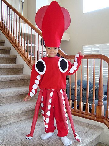 Create this cute costume out of red felt and add white felt dots for suckers.                 Submitted by: stefandoscar Squid Pillow, Diy Animal Costumes, Ocean Costume, Splatoon Costume, Blonde Toddler, Squid Costume, Sea Creature Costume, Under The Sea Costumes, Vampire Squid