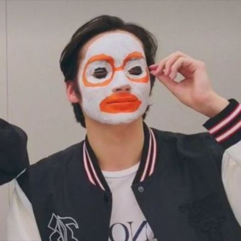 clowns #kpop #txt matching pfp/icons goals funny Besties Funny, Bff Pfp Matching Aesthetic, Matching Friend, Love Smiley, Kpop Profiles, Wallpaper Doodle, Kpop Couples, Huening Kai, Couples Icons