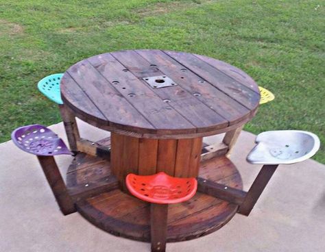 Very cool cable spool table with tractor seat stools! Spool Furniture, Spool Tables, Diy Muebles Ideas, Wood Spool, Wine Table, Picnic Tables, Mesa Exterior, Wooden Spools, Outdoor Diy