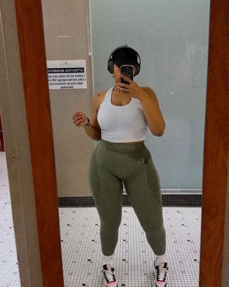 Gym Black Women, Gym Girlies, Girl Gym Outfits, Plus Size Baddies, Samurai Wallpaper, Cute Gym Outfits, Plus Size Workout, Boomerangs, Gym Fits