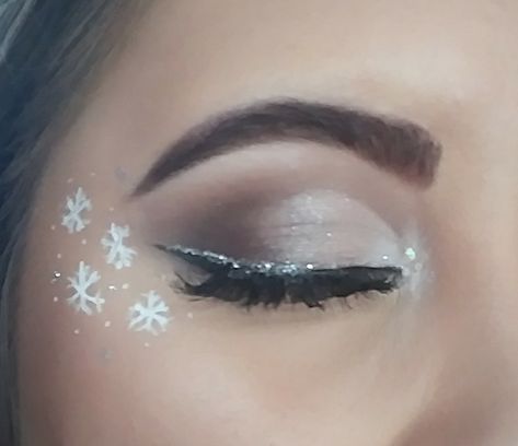 Christmas Makeup Looks Simple, Christmas Eyeliner, Creative Christmas Makeup, Eyeliner Creative, Simple Christmas Makeup, Makeup Looks Christmas, Makeup Ideas Christmas, Snowflake Makeup, Grinch Makeup