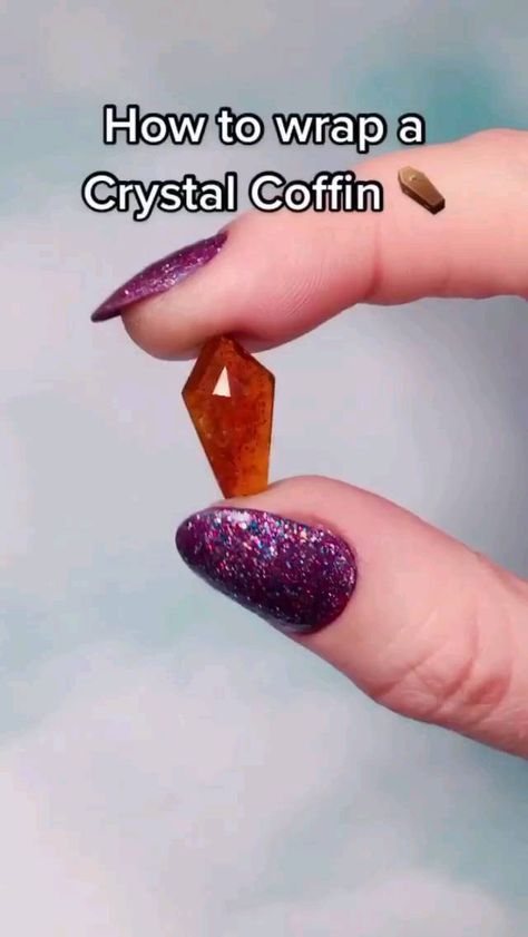 faceted gemstone jewelry’s Instagram post: “How to wrap a crystal coffin ⚰️ (orange kyanite) . . . #Repost @wirewrapped_jewelry —— From @the_boho_beach_bum . . . . #jewerly…” Wire Wrapping Small Crystals, Wire Wrap Coffin, Wire Wrapped Coffin Stone, Coffin Wire Wrap, How To Wrap A Crystal With String, How To Make Crystal Jewelry, Crystal Tutorial, Crystal Wrapping, Wrapping Crystals