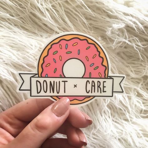 🍩 Cute, pink vinyl donut sticker with the quote, "donut care". | Decalque, Doces Donut Logo Design Ideas, Logo Donat, Donut Branding, Donut Sticker, Cute Powerpoint Templates, Donut Logo, Bake Sale Packaging, Donut Care, Laptop Case Stickers