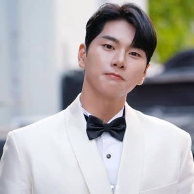 Lee Yi-kyung is a South Korean actor and singer recognized for his roles in My Love From Another Star, Hotel Del Luna, and Welcome to Waikiki. Lee Yi Kyung, Welcome To Waikiki, Single Relationship, Love From Another Star, 24th Anniversary, My Love From Another Star, Asia Artist Awards, Dragon Series, Relationship Facts