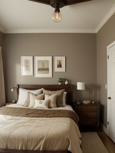 Minimalist Vintage Interior, Cozy Bedroom Brown Furniture, Light Brown Wall Bedroom, Bedroom Wall Colors Cozy, Accent Wall Bedroom Aesthetic, Warm Tone Bedroom Aesthetic, Aesthetic Bed Ideas Cozy, Vintage Minimalist Bedroom, Light Brown Room Aesthetic