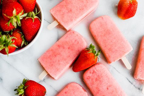 Guilt-Free Paleo Strawberry and Cream Popsicles - Healthy Little Peach Paleo Popsicles, Home Made Popsicles Healthy, Healthy Little Peach, Peach Healthy, Strawberry Popsicles, Strawberry And Cream, Healthy Popsicles, Paleo Recipes Dessert, Homemade Popsicles