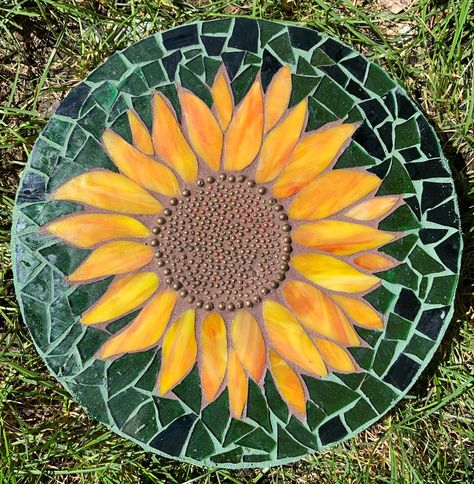 Mosaic Trivets Patterns, Bird Mosaic Ideas, Sunflower Mosaic Ideas, Stepping Stones Designs Ideas, Mosaic Garden Stepping Stones, Mosaic Pavers Patterns, Mosaic Stepping Stones Ideas, Stained Glass Stepping Stones Patterns, Glass Mosaic Stepping Stones