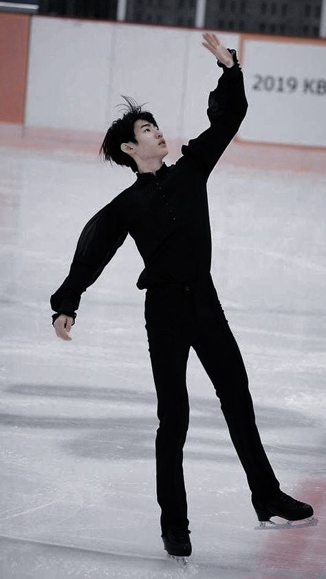 Prince Poses Reference, Fencing Poses Reference Drawing, Enhypen Sunghoon Ice Skating, Held At Gunpoint Reference, Male Figure Skaters Outfit, Ice Skating Sunghoon, Ice Skating Reference, Sunghoon Figure Skating, Sunghoon Ice Prince