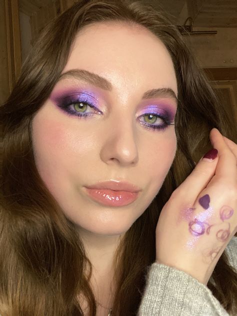 Purple makeup 
Inspiration 
Makeup Artist
Editorial 
Vibe
Aesthetic 
Bright makeup
Inspiration Speak Now Makeup Ideas, Speak Now Eye Makeup, Speak Now Makeup, Concert Makeup, Makeup Memes, Purple Makeup, Purple Eyeshadow, Speak Now, Festival Makeup