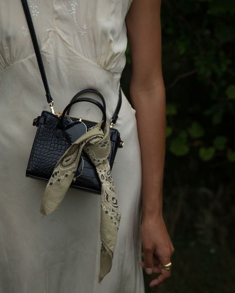 Edited / Projects on Instagram: “Tie your bandana around your purse so you always have it when you’re on the go. Add some vintage to your everyday look.” Upcycled Accessories, Montauk Ny, Natural Tea, Vintage Bandana, Diy Scarf, Bandana Styles, Project X, Face Covering, Purse Strap