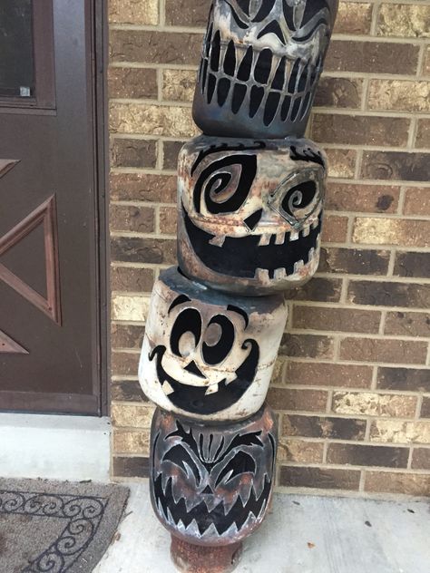 Jack o lantern totem pole Halloween Totem Pole, Pumpkin Totem Pole, Halloween Metal Art, Halloween Outdoor Decorations Diy, Propane Tank Art, Halloween Decor Diy, Halloween Wood Crafts, Diy Halloween Decor, Adornos Halloween