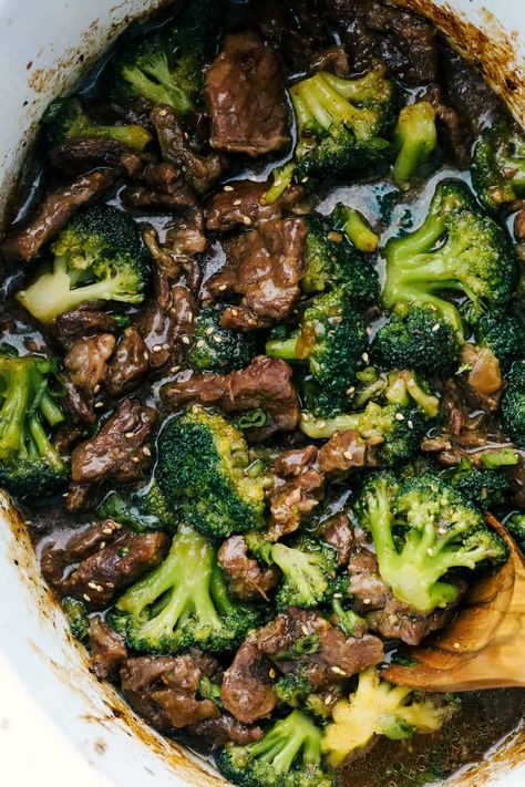 This Beef and Broccoli takes just minutes to throw in the slow cooker. My top five favorite recipes on the blog! Crockpot Beef And Broccoli, Slow Cooker Recipes Beef, Easy Crockpot Dinners, Beef And Broccoli, Slow Cooker Dinner, Crockpot Dishes, Crockpot Beef, Broccoli Beef, Health Dinner Recipes