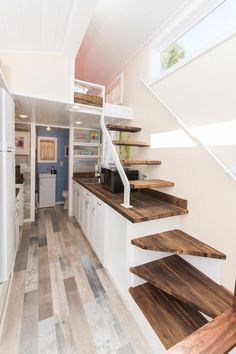 Vacation Houses, Rustic Tiny House, Wohne Im Tiny House, Tiny House Bedroom, Tiny House Stairs, Eksterior Modern, Tiny House Interior Design, Loft Stairs, Tiny House Loft