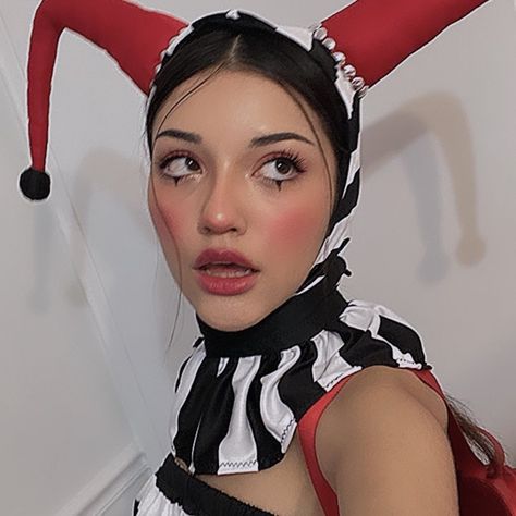 Jester Halloween Costumes Female, Mime Clown Makeup, Jester Makeup Female Easy, Court Jester Makeup, Jester Ren Faire, Jester Costume Women, Jester Aesthetic Outfit, Diy Jester Costume, Jester Costume Female