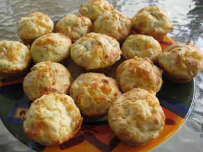 Cheesy Smoked Salmon Muffins. Easy, easy. These could be paired with some tzaziki ^_^ Salmon Muffins, Vegetarian Party Food, Coconut Muffins, Sweet Potato Muffins, Simple Muffin Recipe, Savory Muffins, Savoury Baking, Spring Recipes, Savory Snacks