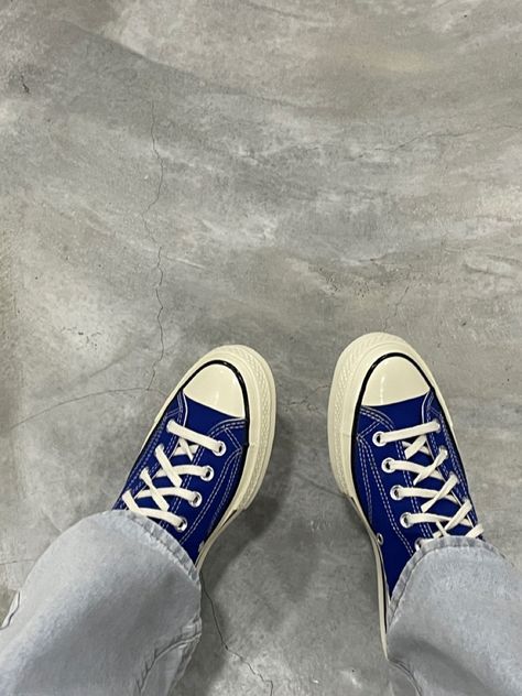 Converse Bleu, Royal Blue Converse, Converse Aesthetic, Blue Converse, Pretty Shoes Sneakers, All Jeans, Outfits With Converse, Hype Shoes, Shoe Inspo