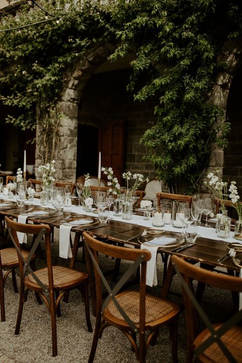 Rustic Italian Wedding, Rustic Wedding Ideas, Courtyard Wedding, Wedding Table Setting, Mediterranean Wedding, Wedding In Tuscany, Tuscan Wedding, Villa Wedding, European Wedding