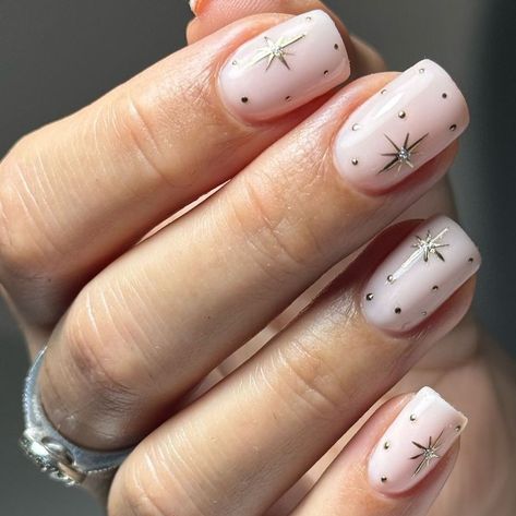 New Year Nails Ideas Short, Short Sparkly Christmas Nails, Minimal Xmas Nails, Neutral Festive Nails, Minimalist New Years Nails, Kids Holiday Nails, Holiday Neutral Nails, Subtle Xmas Nails, Dainty Christmas Nails