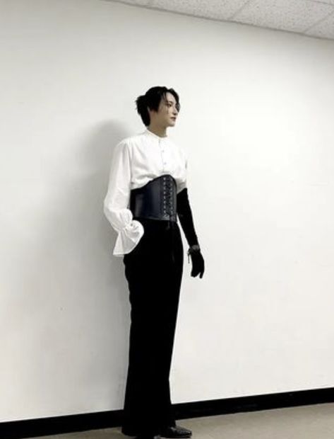 Park Seonghwa Corset, Man Corset Outfit, Ateez Seonghwa Corset, Feminine Male Prom Outfits, Corset On Men, Men Wearing Corset, Men In Corset Fashion, Ateez Costume, Men Corset Outfit