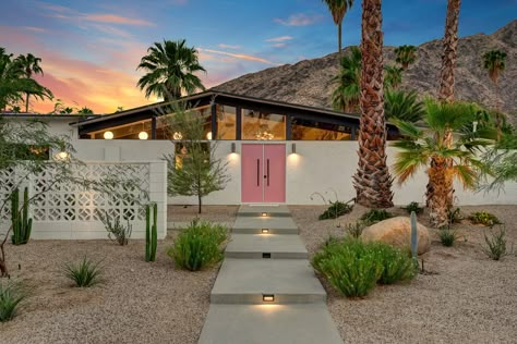 Palm Springs Landscaping, Palm Springs Homes, Pink Front Door, Palm Springs House, Palm Springs Home, Alexander Home, Palm Springs Style, Door Paint Colors, Palm Spring