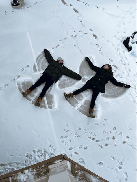 Bariloche, Making Snow Angels Aesthetic, Winter Photo Inspo With Friends, Winter Friends Photoshoot, Winter Pose Reference, Winter Friends Aesthetic, People In The Snow, Winter Photography Ideas, Dancing In The Snow