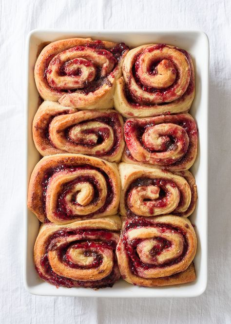 Jam Roll, Bread Jam, Cinnamon Roll Dough, Cinnamon Rolls Homemade, Homemade Breakfast, Bread Machine Recipes, Sweet Roll, Food Test, Raspberry Jam