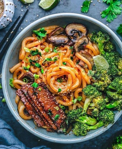 Vegan Udon Noodles, Vegan Udon, Udon Noodle, Cremini Mushrooms, Veggie Bowl, Noodle Bowl, God Mat, Dinner Options, Broccoli Florets