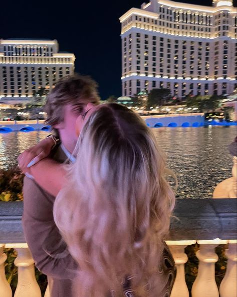 Vegas Photo Ideas Couple, Las Vegas Couples Outfit, Las Vegas With Boyfriend, Vegas With Boyfriend, Las Vegas Picture Ideas Couple, Vegas Asthetic Picture, Couple In Vegas, Las Vegas Couple Aesthetic, Couple Las Vegas