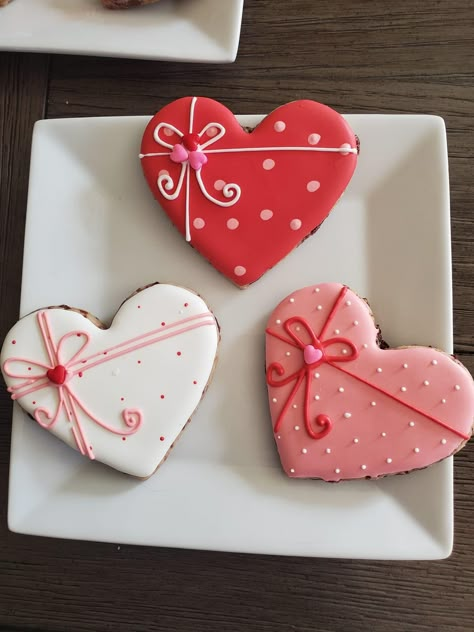 Royal Icing Hearts Decorating Ideas, Heart Royal Icing Cookies Valentines Day, Simple Valentine Cookies Royal Icing, Heart Shape Cookies Decorated, Heart Cookie Designs, Valentine Cookie Decorating Ideas, Heart Shaped Sugar Cookies Decorated, Decorated Valentine Cookies Royal Icing, Valentine Cutout Cookies