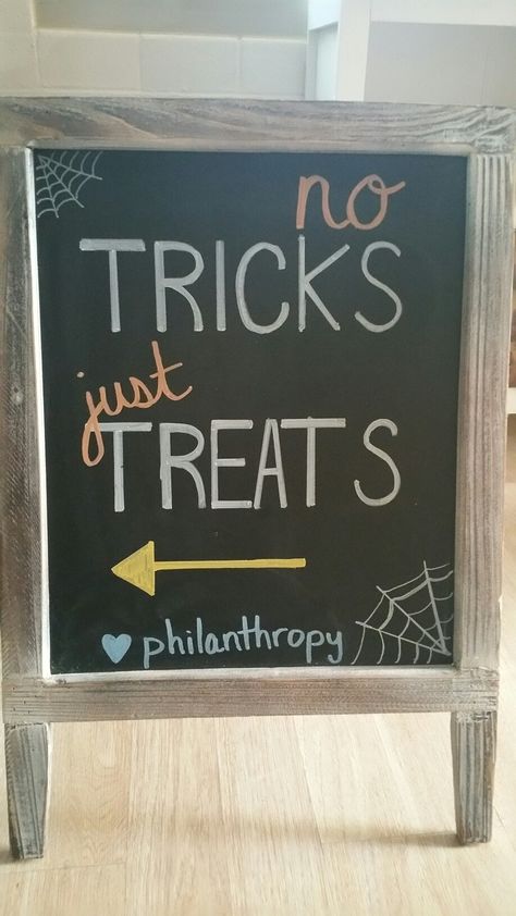 Halloween retail chalkboard sign Retail Door Signage, Business Sidewalk Sign Ideas, Halloween Decorations Store Display, Chalkboard Boutique Signs, Chalk Art Halloween Ideas, Chalkboard Sale Sign Ideas, Retail Signs Ideas, Vendor Chalkboard Sign, Boutique Chalkboard Signs Fall