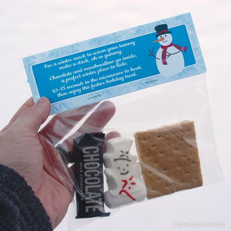 This is a Holiday S'mores Bag Topper Printable PDF Tag Insert for Digital Download with 1 editable field. Great for Christmas, Hanukkah, Kwanzaa, Festivus, or any other special winter event. All you will need is the latest version of Acrobat Reader (free) This festive snack PDF is an easy to print one-of-a-kind template with our custom rhyming verse that ensures your snack looks as good as it tastes. On the backside (when you fold it over) is a field to enter who it is "from". This is the only e Smores Treats, Snowman Treats, School Holiday Party, Winter Snack, Winter Holiday Party, Christmas Topper, Holiday Party Favors, Bag Topper, Homemade Christmas Gifts