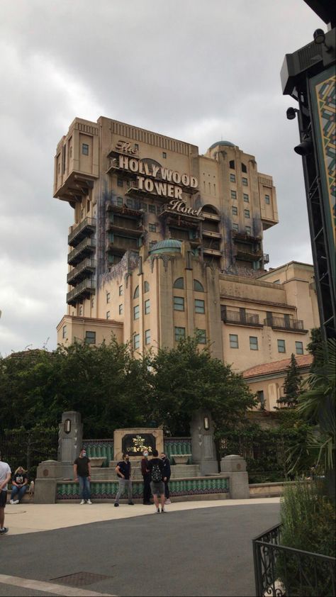 disney tower of terror Walt Disney Studios Paris, Disney Studios Paris, Hollywood Tower Of Terror, Hollywood Tower Hotel, Paris Tower, Disneyland Rides, Hollywood Tower, Disneyland Photos, Disney Photo Ideas