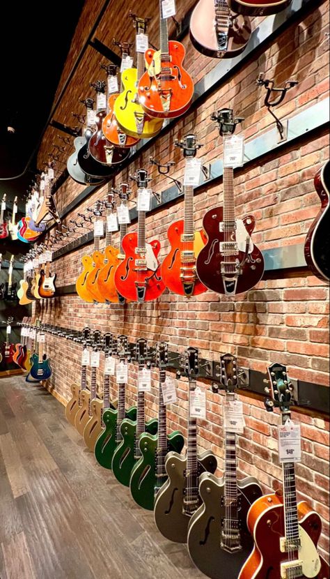 Music Store Interior, Jam Room, Guitar Studio, Dream Eater, Guitar Store, Warner Music Group, Electronic Shop, Showroom Design, Music Shop