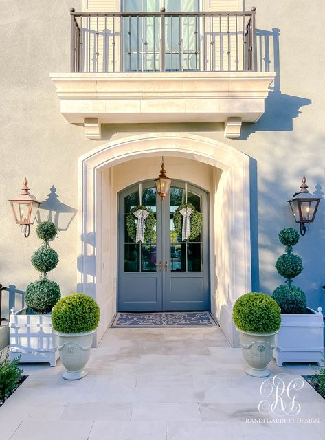 Entryway Update, Beach House Front Door, Pretty Doors, Beach House Room, Front Door Entryway, Grandmother House, Glam Pad, Hampton House, Pretty Wreath