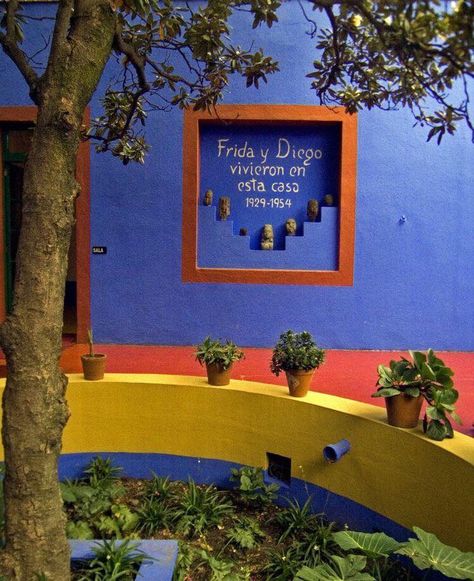 Frida Kahlo Garden, Frida Khalo House, Frida Kahlo House, Family Art Projects, Frida Kahlo Style, Frida Kahlo Art, Caribbean Art, Spanish Painters, Yellow Houses