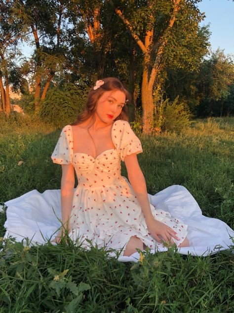 Picnic Aesthetic Pictures, Dreamy Picnic Photoshoot, Park Photoshoot Ideas Instagram, Picnic Dress Ideas, Picnic Aesthetic Photoshoot, Garden Photoshoot Ideas, Selfie Ideas Creative, Picnic Poses, Cottagecore Photoshoot