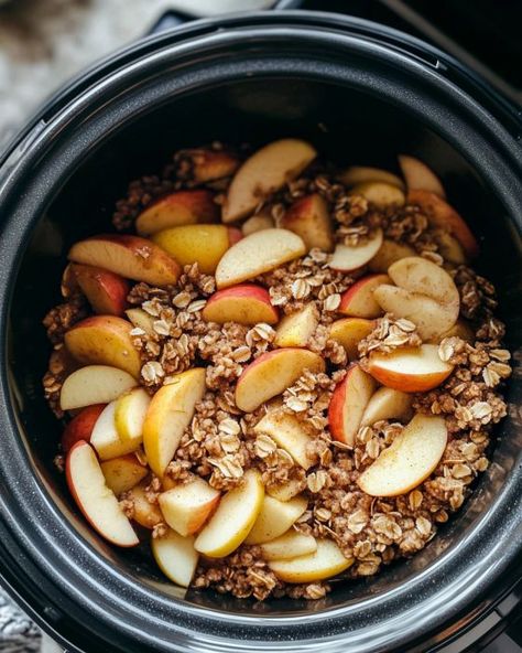 Hands down, the only dessert my hubby will eat during the fall! Slow Cooker Apple Crisp, Crockpot Apple Crisp, Healthy Fall Desserts, Fall Desserts Apple, Slow Cooker Kitchen, Healthy Apple Crumble, Apple Desserts Easy, Apple Dishes, Crockpot Dessert Recipes