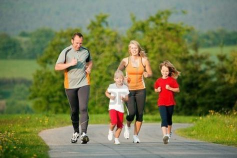 Jogging Outdoors With The Kids are Great Moments. A bit of fresh air and landscapes help mind and body Childhood Obesity, Family Fitness, Living A Healthy Life, Healthy Families, Exercise For Kids, Healthy Kids, Physical Activities, Way Of Life, Healthy Weight