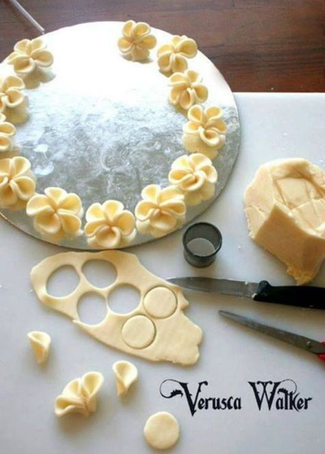 Cake Decoration: 10 Amazing Ideas you'll Thanks Us For Kue Fondant, Tårta Design, Torte Creative, Resipi Kek, Torte Cupcake, Fondant Flowers, Cake Decorating Tutorials, Cake Decorating Supplies, Cake Tutorial