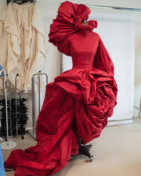 Alexander McQueen on Instagram: “The swirling red Rose dress from the AW19 collection.  The silhouette was initially draped on the house model by Sarah Burton and her…” Red Rose Dress, Extreme Fashion, Sarah Burton, Draping Fashion, Mcqueen Fashion, Couture Mode, Rose Dress, Mode Inspiration, Red Rose