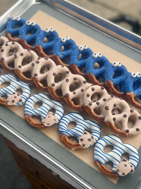 Cookie Monster 1st Birthday Treat Table, Sesame Street Pretzels, Cookie Monster Treats Desserts, Cookie Monster Pretzel Rods, Sesame Street Chocolate Covered Pretzels, Cookie Monster 1st Birthday Treats, Cookie Monster Foodie Truck Party, Cookie Monster Strawberries, Cookie Monster Baby Shower Treats