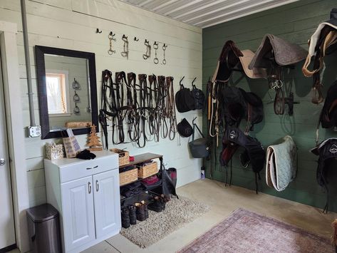 Organized Tack Room, Small Tack Room, Tack Room Ideas, Room Seating Ideas, Dressage Tack, Horse Tack Rooms, Horse Room, Horse Shelter, Room Vibes