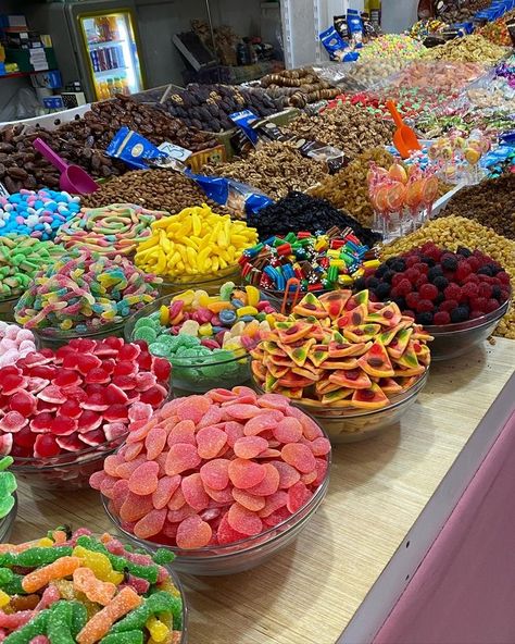 Candy Bowl Aesthetic, Sweets Aesthetic Candy, Bonbon Aesthetic, Eat Aesthetic, Pyjamas Party, Snack Organizer, Sleepover Food, Junk Food Snacks, Rainbow Food