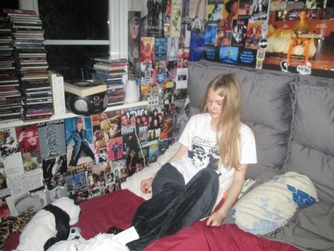 Poster wall 80s 90s bedroom grunge kat startford inspo Late 90s Bedroom, 90s Bedroom Grunge, Midwest Emo Bedroom, 2000s Bedroom Aesthetic Grunge, Room Inspo 80s, Kat Stratford Bedroom, Grunge Bedroom 90s, 90s Room Ideas, 90s Grunge Bedroom