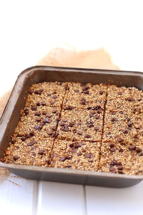 Banana Quinoa Breakfast Bars - The Healthy Maven Banana Quinoa Breakfast Bars, Banana Quinoa, Quinoa Breakfast Bars, Quinoa Bars, Banana Bars, Quinoa Breakfast, First Thing In The Morning, Tasty Recipe, Banana Nut