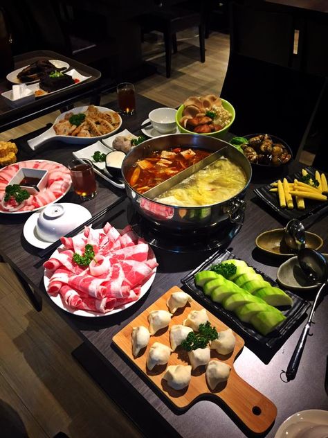 Essen, Hot Pot Chinese, Hotpot Aesthetic, Asian Hot Pot Recipe, Chinese Fondue, Hotpot Recipe, Beef Hotpot, Chinese Hotpot, Chinese Hot Pot