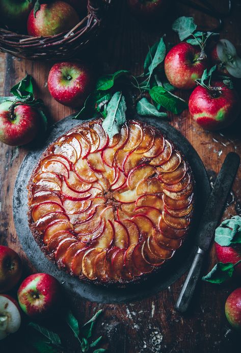 Caramel Apple Upside Down Cake - Call Me Cupcake Simple Apple Cake, Caramel Apple Upside Down Cake, Baked Caramel Apples, Apple Upside Down Cake, Banana Upside Down Cake, Upside Down Apple Cake, Call Me Cupcake, Apple Cake Recipe, Baked Caramel