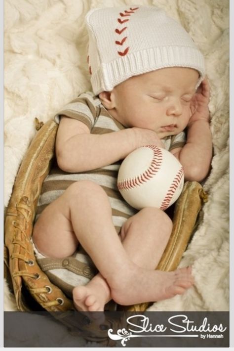 So cute! Newborn Photos Boy, Foto Newborn, Baby Kostüm, Baby Fotografie, Infant Photography, Newborn Pics, Baby Pic, Baseball Baby, Foto Baby